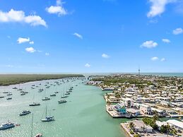 Mermaid Manor Waterfront Haven w Hot Tub Dock