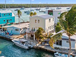 Mermaid Manor Waterfront Haven w Hot Tub Dock