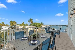 Mermaid Manor Waterfront Haven w Hot Tub Dock
