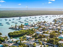 Mermaid Manor Waterfront Haven w Hot Tub Dock