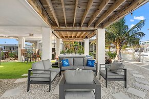 Mermaid Manor Waterfront Haven w Hot Tub Dock