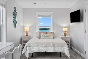 Mermaid Manor Waterfront Haven w Hot Tub Dock