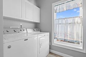 Mermaid Manor Waterfront Haven w Hot Tub Dock