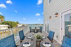 Mermaid Manor Waterfront Haven w Hot Tub Dock