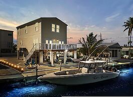 Mermaid Manor Waterfront Haven w Hot Tub Dock