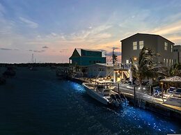 Mermaid Manor Waterfront Haven w Hot Tub Dock