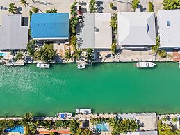 Seabreeze Cove Waterfront Gem 38 Foot Dock Cabana Club