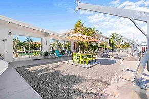 Seabreeze Cove Waterfront Gem 38 Foot Dock Cabana Club