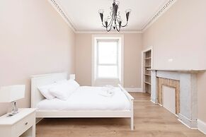JOIVY Cosy 3bed Family Flat near Leith