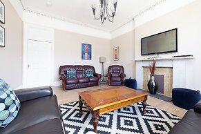 JOIVY Cosy 3bed Family Flat near Leith