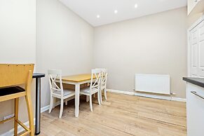 JOIVY Cosy 3bed Family Flat near Leith