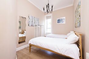 JOIVY Cosy 3bed Family Flat near Leith