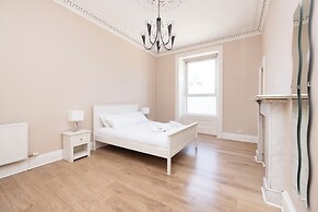 JOIVY Cosy 3bed Family Flat near Leith