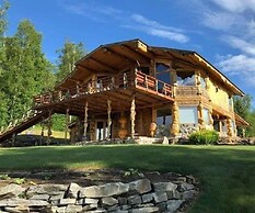 Rustic Retreat With Stunning Mountain Views 3 Bedroom Home