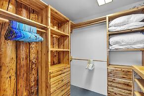 Rustic Retreat With Stunning Mountain Views 3 Bedroom Home