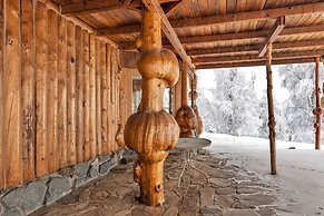 Rustic Retreat With Stunning Mountain Views 3 Bedroom Home