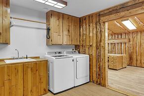 Rustic Retreat With Stunning Mountain Views 3 Bedroom Home