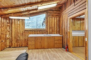 Rustic Retreat With Stunning Mountain Views 3 Bedroom Home