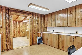Rustic Retreat With Stunning Mountain Views 3 Bedroom Home