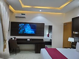 EXECUTIVE HOTELS AND SUITES