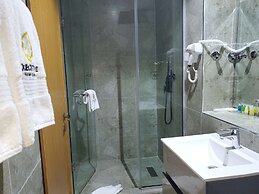 EXECUTIVE HOTELS AND SUITES