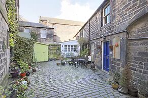 Cute House with Courtyard