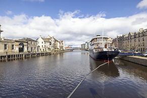 Cute House with Courtyard