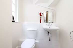 Cute House with Courtyard