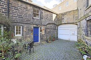 Cute House with Courtyard