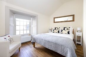 Cute House with Courtyard