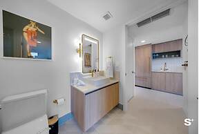 Downtown Haven Sleek 1-BR with Vistas