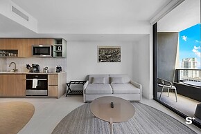 Downtown Haven Sleek 1-BR with Vistas