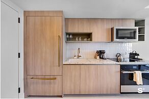 Downtown Haven Sleek 1-BR with Vistas