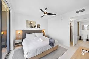 Downtown Haven Sleek 1-BR with Vistas