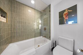 Downtown Haven Sleek 1-BR with Vistas