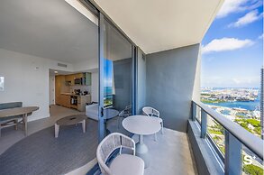 Downtown Haven Sleek 1-BR with Vistas