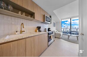 Downtown Haven Sleek 1-BR with Vistas