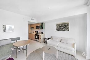 Downtown Haven Sleek 1-BR with Vistas