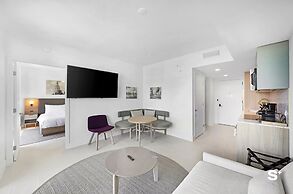 Downtown Haven Sleek 1-BR with Vistas