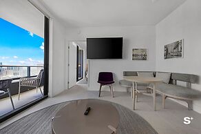 Downtown Haven Sleek 1-BR with Vistas