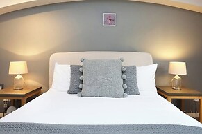 Stylish Apt next to Dean Village