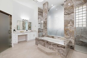 Grand 6BR Plantation Estate w/ Tennis & Pool