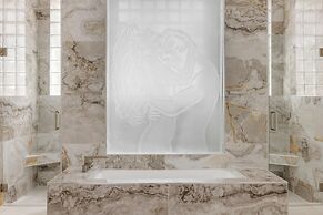 Grand 6BR Plantation Estate w/ Tennis & Pool