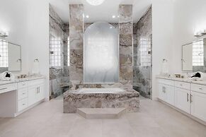 Grand 6BR Plantation Estate w/ Tennis & Pool