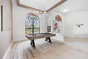 Grand 6BR Plantation Estate w/ Tennis & Pool