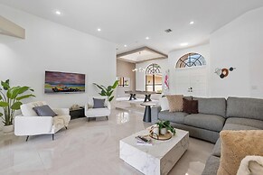 Grand 6BR Plantation Estate w/ Tennis & Pool