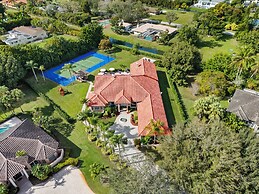 Grand 6BR Plantation Estate w/ Tennis & Pool