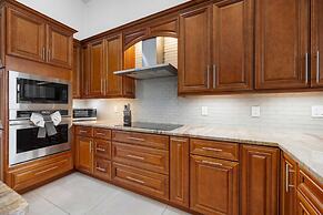 Grand 6BR Plantation Estate w/ Tennis & Pool