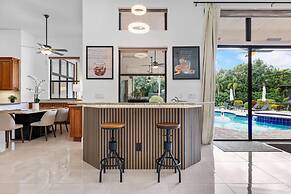 Grand 6BR Plantation Estate w/ Tennis & Pool