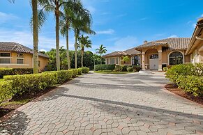 Grand 6BR Plantation Estate w/ Tennis & Pool